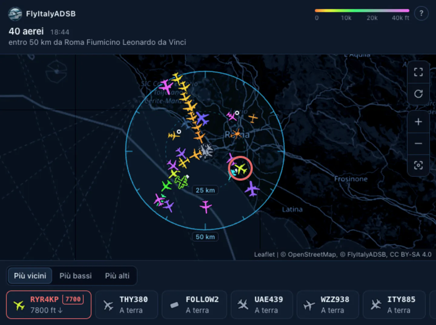 La mappa di FlyItalyADSB dentro una conversazione: 40 aerei entro 50 km da Roma Fiumicino, colorati per quota, con il cerchio della ricerca e l’elenco degli aerei sotto; il primo, RYR4KP, ha lo squawk 7700.